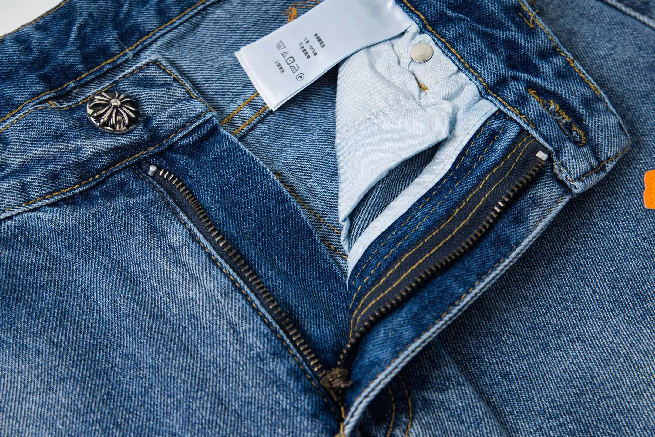 P260 Chrome Hearts light blue pants, Sanskrit yellow and white patchwork leather jeans. CH jeans need to be washed before being dismantled and then hand-stitched with sheepskin cross leather and then spliced ​​together. The whole piece has too many craftsmanship to explain. The patchwork is decorated with cross flowers, and the high-waisted washed jeans! ! Absolutely high-end luxury products, god-level single products and super popular products, made with top heavy industry, a must-see magic weapon. Customized hardware. The fabric is thick and soft after washing. It has good breathability. Customized small leather label. Unique design. The details are simple and elegant, and the workmanship is exquisite. The entire trousers are neatly routed and the details are in place! It’s so cool that both men and women can easily control the genderless trend! Style number: 1804# Color: blue Size: 28 30 32 34